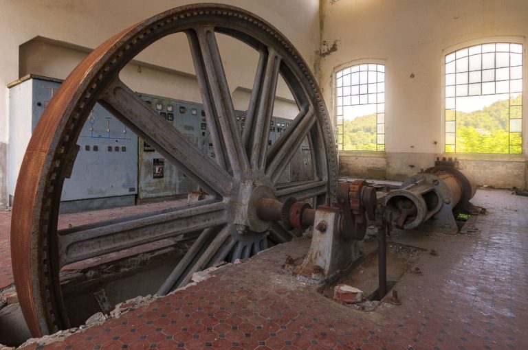 lost place italy: abandoned steam engine