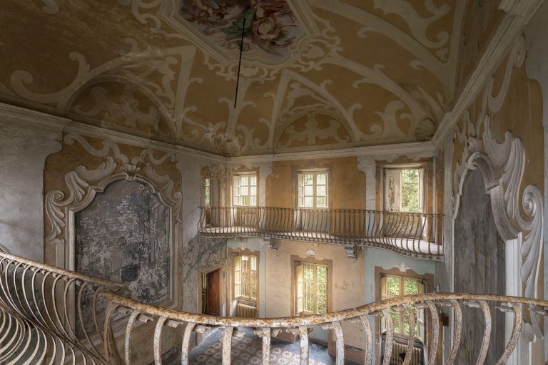 lost place italy: abandoned villa with balcony and paints