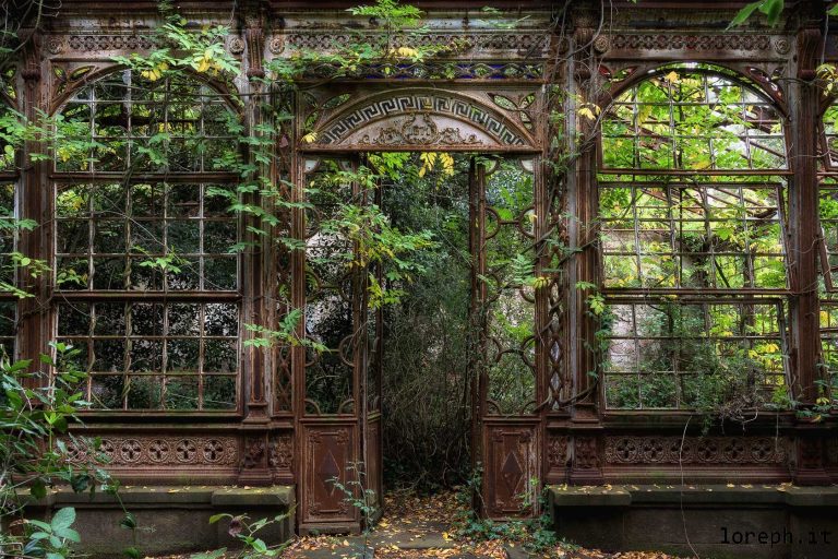 Abandoned winter garden. Italia abbandonata, Toscana. Serra in stile vittoriano.