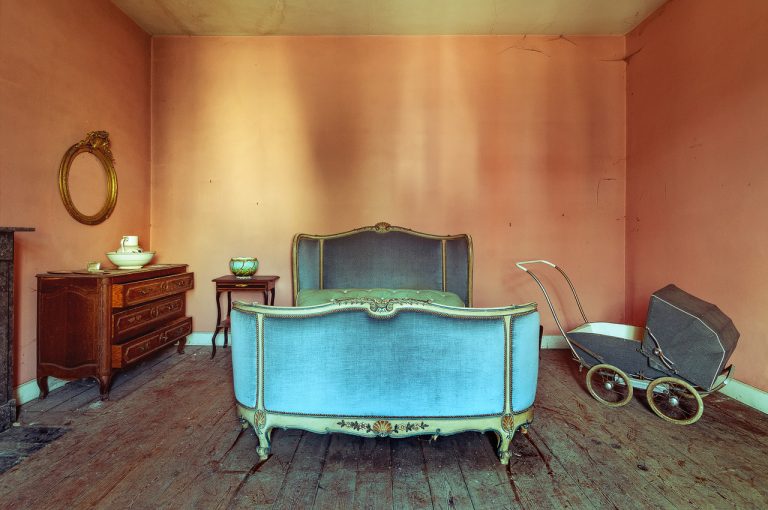 urbex belgium: untouched furnished abandoned house