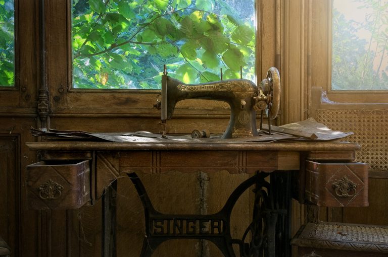 urbex belgium: abandoned furnished house in the woods