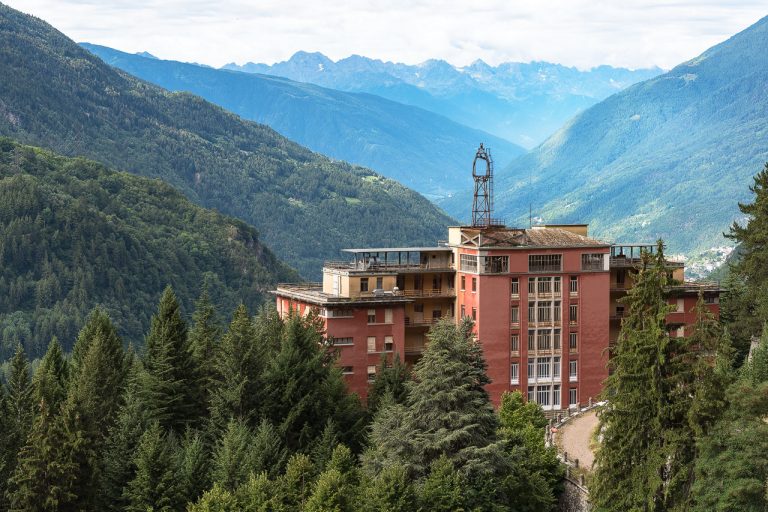 urbex italy: abandoned sanatorium in the Alps