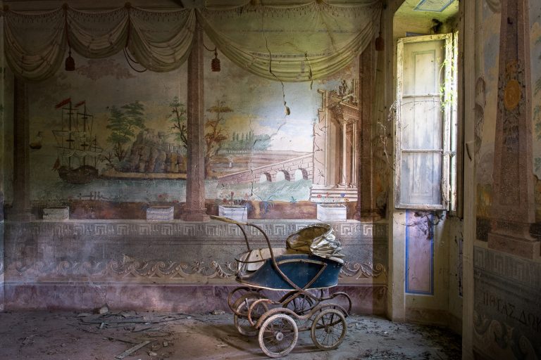 urbex italy: abandoned villa with fresco painting