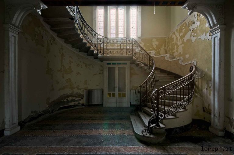 Villa Margherita. Villa abbandonata in Nord Italia con una maestosa scalinata