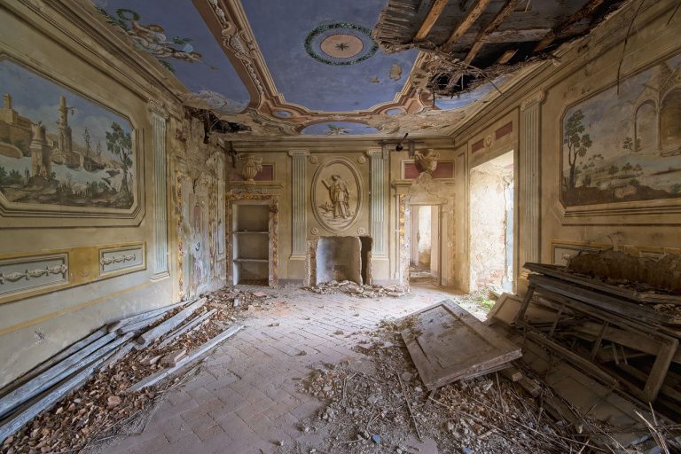 lost place italy: forgotten villa with nice mural paintings