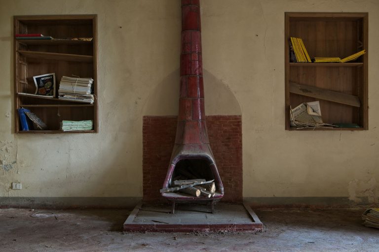 urbex italy: the strange fireplace of an abandoned villa on the Tuscan hills
