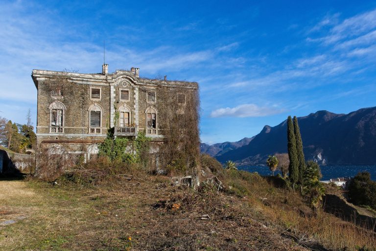abandoned villa, lost place in italy
