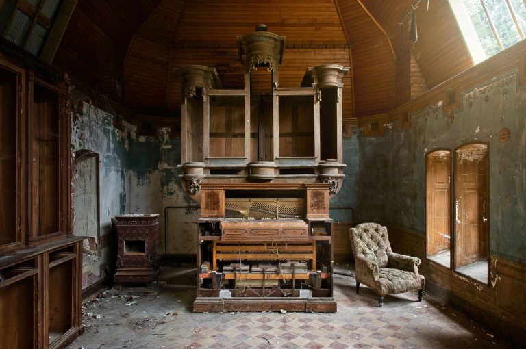 urbex France: the abandoned organ in the private church of villa Amelie