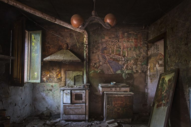 urbex italy: abandoned house "casa delle favole"