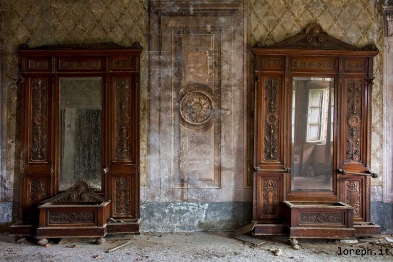 Urbex. Abandoned mansion in Italy
