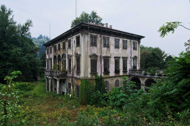 Villa abbandonata a Torino, Italia.