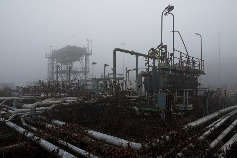 Pozzo di estrazione petrolio abbandonato in Italia