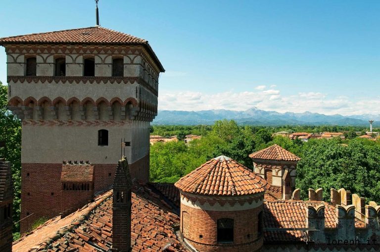 Il castello clonato. The abandoned castle of Rovasenda, Italy