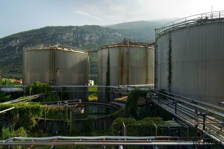 Serbatoi di una distilleria in disuso abbandonata in Italia