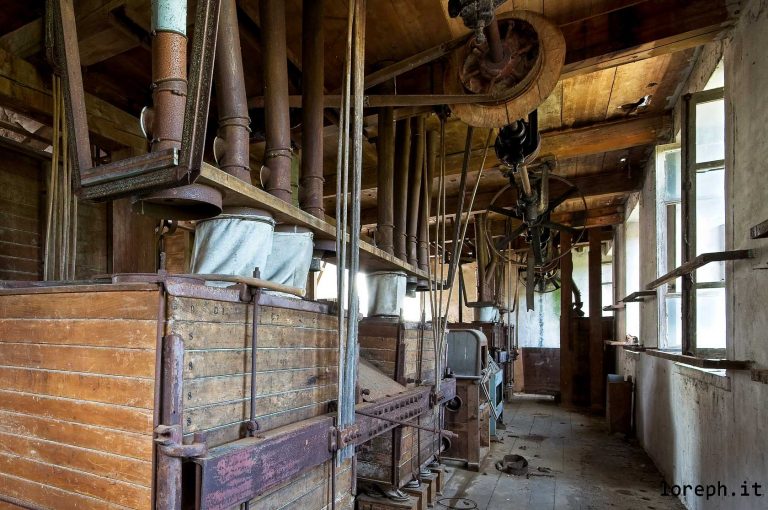 Old wooden mill. Urbex all'ex mulino abbandonato e in rovina in Piemonte, Italia.