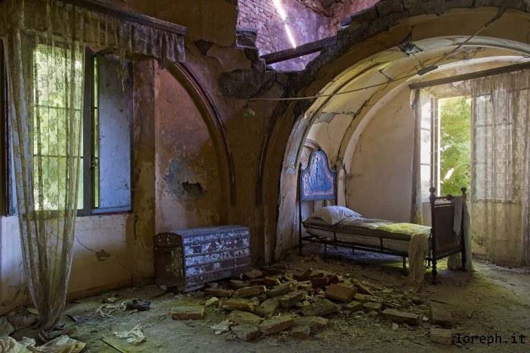 La villa degli angeli, abandoned house in Italy