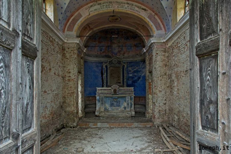 The cyan angels. Chiesa abbandonata in disuso in Nord Italia