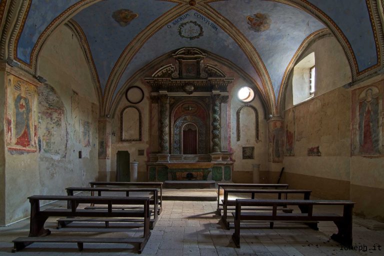 Chiesa abbandonata in una ghost town in centro Italia