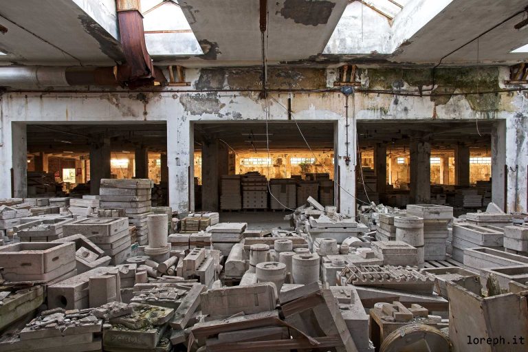 Fabbrica di ceramica abbandonata e in disuso in Italia