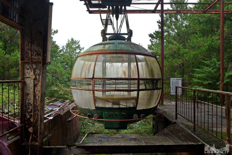 Futuristic ropeway